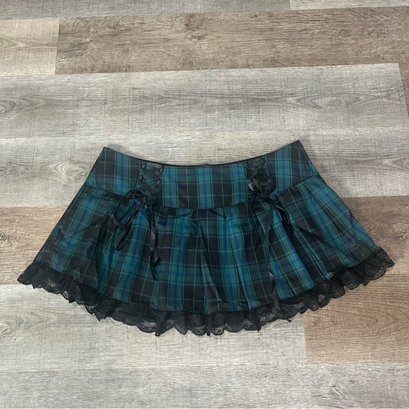 DOLLS KILL WIDOW GREEN & BLACK PLAID PLEATED MINI SKIRT – SIZE 1X (NWT) - Picture 2 of 11